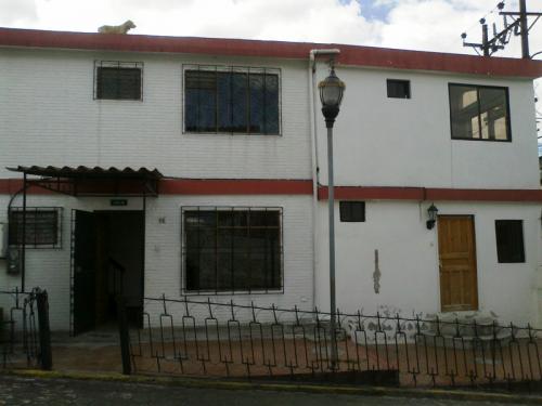 Vendo casa esquinera bi-familiar en conjunto habitacional sector Cotocollao 
