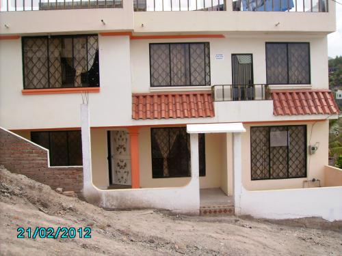 En Catamayo a tres cuadras del parque central se vende casa nueva terminada