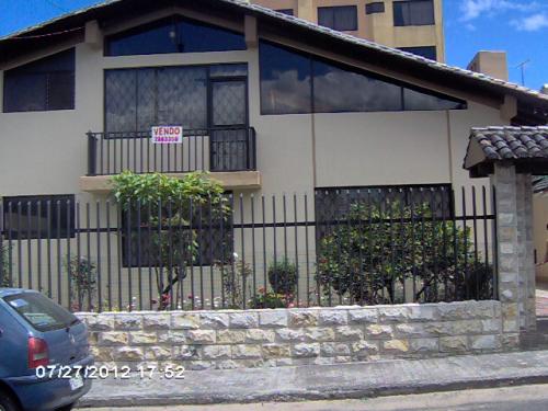 San Rafael, Valle de los Chillos, cerca Triángulo, a una cuadra via principal, 5 dormitorios