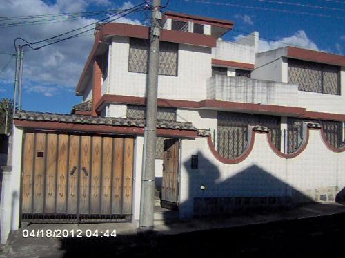 Sector Colibri,Valle de los Chillos, independiente,SUPER AMPLIA 5 dormitorios cada uno con baño