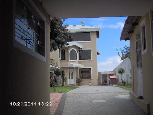 Conocoto Casa Principal y Dos departamentos y piscina templada