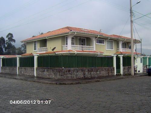Casa Capelo, esquinera dentro de urbanizacion cerrada, Valle de los Chillos