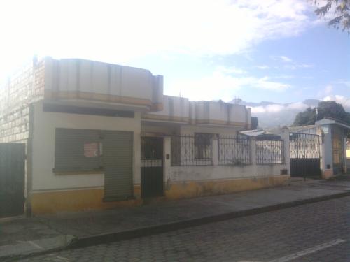 UNICA OPORTUNIDAD VENDO LINDA CASA MUY BIEN UBICADA    