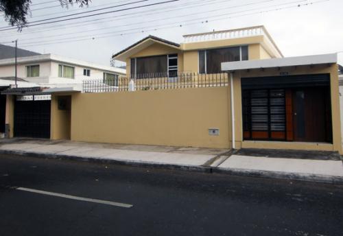 LA PAMPA, POMASQUI, CASA CON LOCAL COMERCIAL 260M2 $169.900 INFORMES: 2353-232, 0997-592747