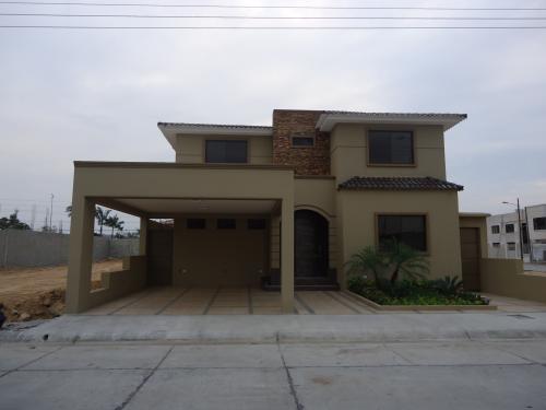 VENDO BONITA CASA EN LA URBANIZACION EL CONDADO SAMBORONDON