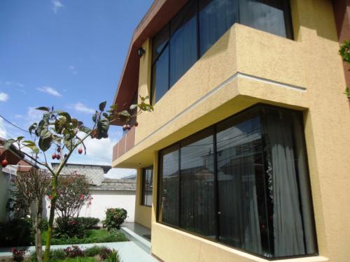 HERMOSA CASA    CON DOS FRENTES SECTOR LA QUITO NORTE