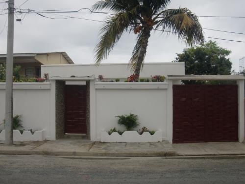 CASA DE PLAYA A POCAS CUADRAS DEL MAR EN SALINAS