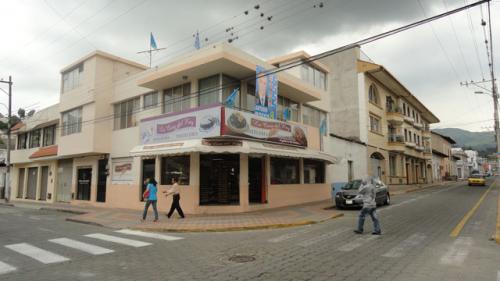 VENDO CASA ESQUINERA EN EL CENTRO DE OTAVALO