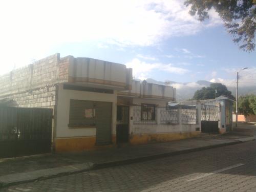 UNICA OPORTUNIDAD VENDO LINDA CASA MUY BIEN UBICADA   