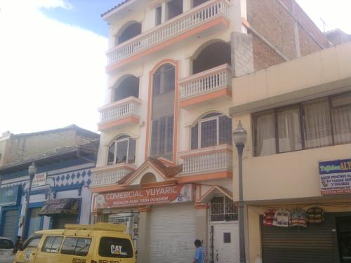 VENDO LINDA CASA DE CUATRO PLANTAS EN EL CENTRO COMERCIAL DE OTAVALO   