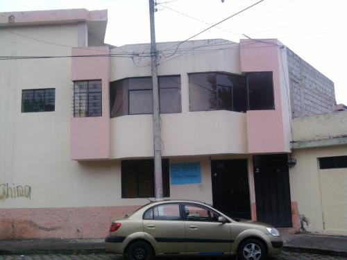 POR MOTIVO DE VIAJE VENDO LINDA CASA MUY BIEN UBICADA   