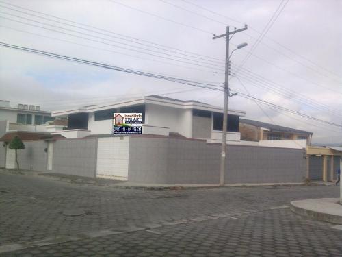 Vendo linda casa esquinera en otavalo 