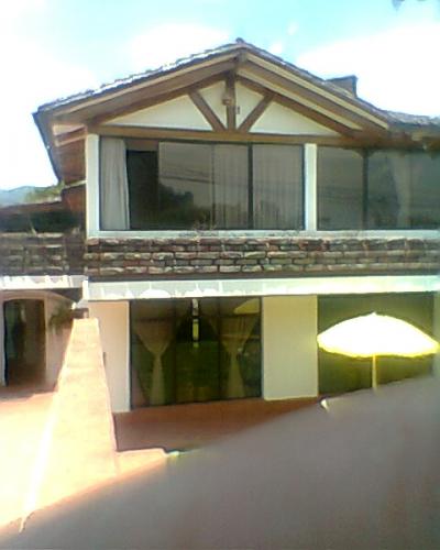 VENDO LINDA CASA EN EL CENTRO DE CONOCOTO!