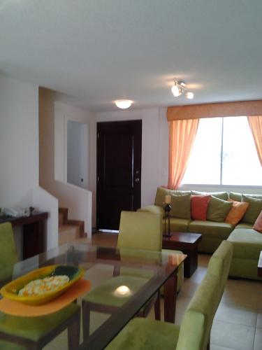 Hermosa casa con proyección a tercer piso en el mejor sector de Calderón