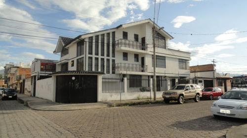 VENDO CASA EN IBARRA EN BUEN SECTOR RESIDENCIAL