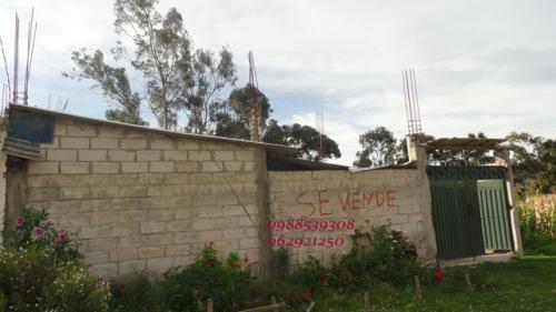 VENDO CASA TIPO MEDIAGUA EN OTAVALO