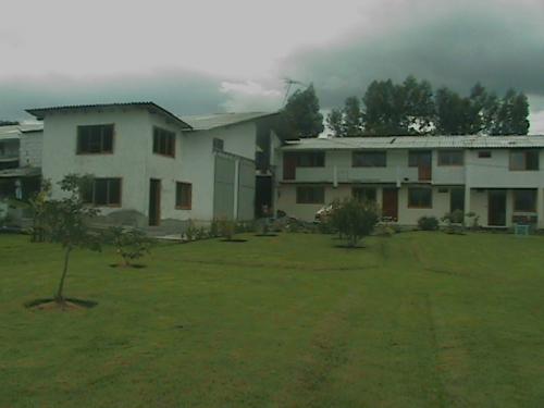 DE VENTA EN ALANGASI: Terreno de 4000m2 con casa y galpón muy funcional