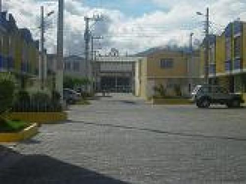 Venta de casa de dos plantas (3 habitaciones). Conjunto Habitacional