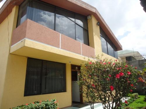 HERMOSA CASA CON DOS FRENTES SECTOR LA QUITO NORTE