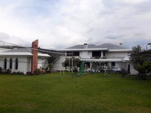 CASA DE LUJO EN EL KARTODROMO MITAD DEL MUNDO, 700M2 DE CONSTRUCCIÓN $420.000 2353-232, 0997-592747