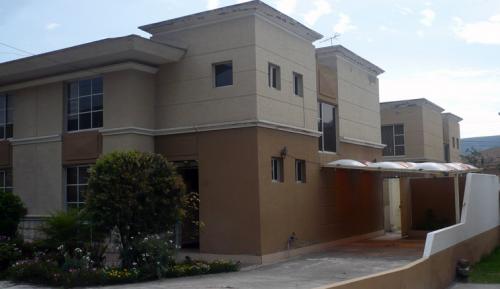 CASA DE VENTA, CONJUNTO LAGUNA AZUL, 115M2, SECTOR MITAD DEL MUNDO $75.000 INFORMES: 2353-232, 0997-592747