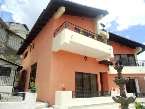 VENDO CASA GRANDE CENTRO DE SANGOLQUI