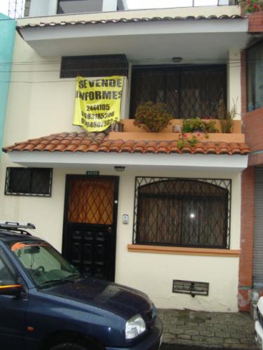 CASA JUNTO A QUICENTRO SUR