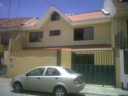 HERMOSA CASA DE 2 PLANTAS SECTOR FERIA LIBRE