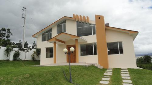 VENDO HERMOSA CASA DE CAMPO EN OTAVALO