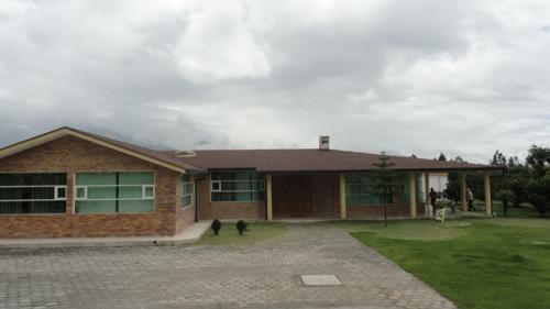 VENDO HERMOSA CASA GRANDE, A 8 MINUTOS DE OTAVALO