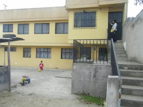 Linda propiedad de dos plantas con departamentos independientes y amplias áreas verdes. Calderón.