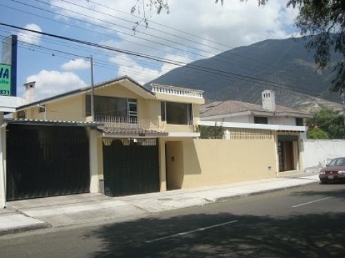 VENDO HERMOSA CASA EN LA PAMPA, POMASQUI- QUITO
