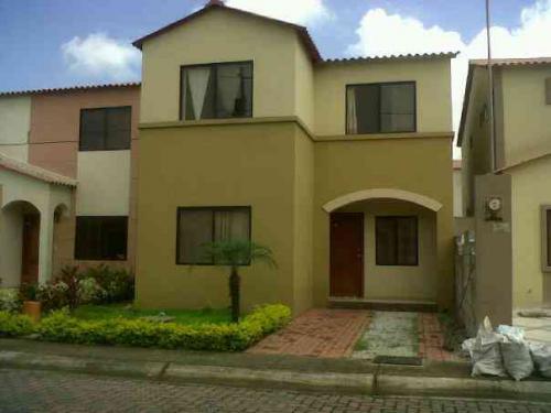 Aproveche! Oportunidad! Vendo casa en Villa Club, 2 plantas, 4 dormitorios