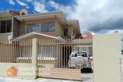 SE VENDE CASA CON AREA VERDE