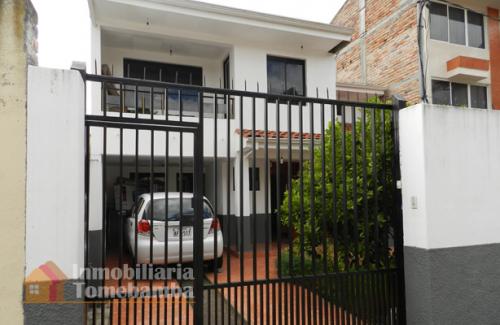 SE VENDE CASA EN SECTOR AV. 12 DE OCTUBRE