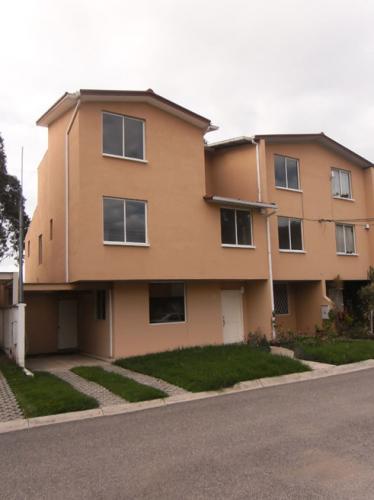 CASA CONJUNTO  VIÑA DE POMASQUI, ALADO DE CEMEXPO, 3 PISOS, MEJORAS, 180M2 $96.000 2353-232, 0997-592747
