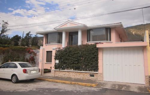 CASA JARDINES DE LA PAMPA, SECTOR EXCLUSIVO, CERCA CLUB LIGA DEPORTIVA UNIVERSITARIA $260.000 INF: 2353-232, 0997-592747