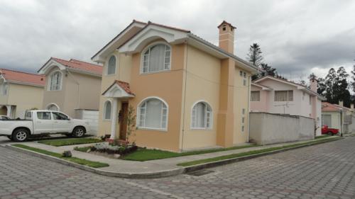 VENDO CASA EN CONJUNTO HABITACIONAL PRIVADO