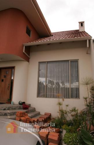 CASA AMPLIA CON ESPACIO VERDE DE VENTA EN CUENCA