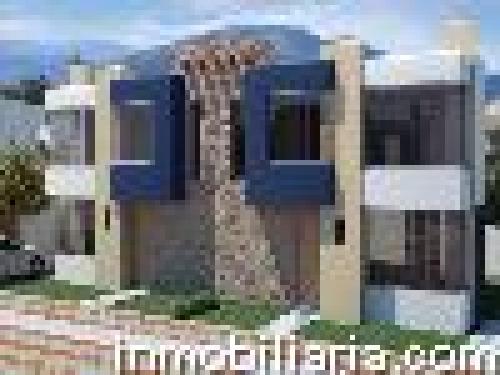 Casa en Conocoto, Rodeada de un Gran Jardin 