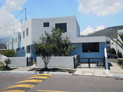 CASA DOS HEMISFERIOS, ESQUINERA, AMPLIA $90.000, 4 DORMITORIOS INF: 2353-232, 0997-592747