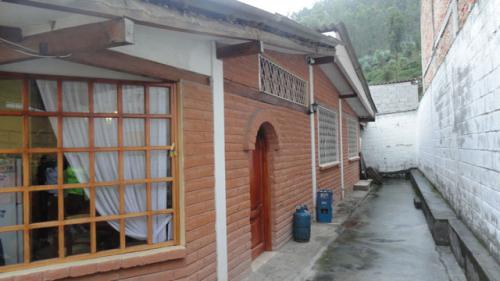 VENDO BONITA CASA DE MADERA Y LADRILLO VISTO EN OTAVALO