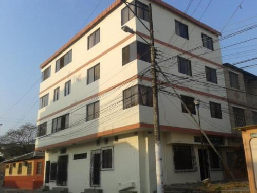 Ecuador vendo casa rentera de 9 departamentos al norte de guayaquil