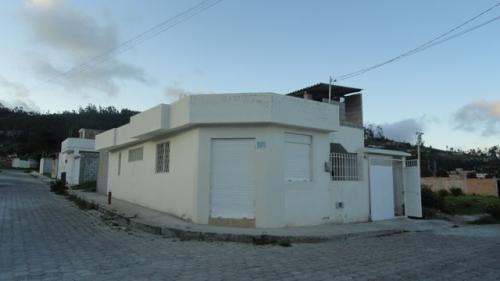 VENDO CASA ESQUINERA EN OTAVALO