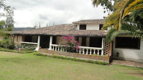 SE VENDE 7 HECTAREAS EN OTAVALO CON 3 CASAS