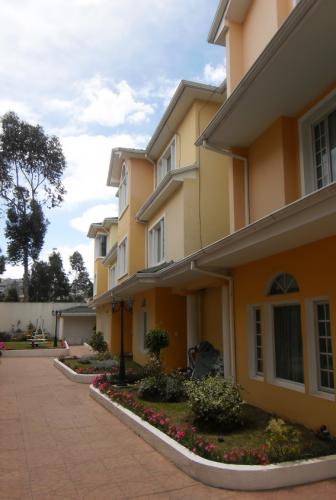 CASA URBANIZACIÓN EL CONDADO, CONJUNTO GARDENS BOULEVARD, 170M2 $145.000 INMOBILIARIA CONEXION: 2353232, 0997592747