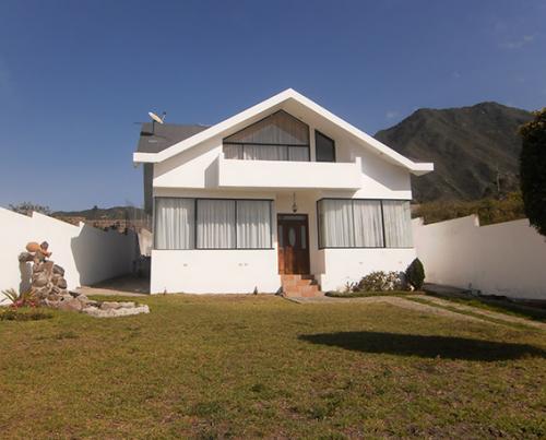 HERMOSA CASA, URBANIZACIÓN LA MARCA, 200M2 DE CONSTRUCCIÓN, 490M2 DE TERRENO $185.000 INMOBILIARIA CONEXION: 2353232, 0997592747