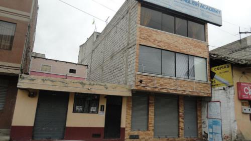 VENDO CASA EN EL CENTRO DE CAYAMBE