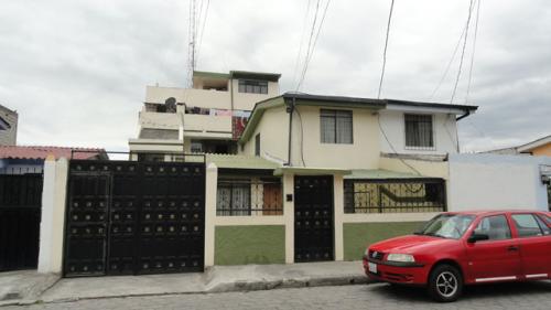 VENDO BONITA CASA EN UN SECTOR RESIDENCIAL Y COMERCIAL DE OTAVALO