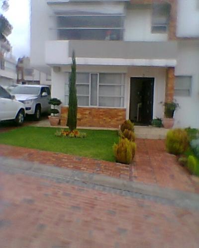 DE OPORTUNIDAD VENDO HERMOSA CASA EN EL VALLE DE LOS CHILLOS, MIRA SIERRA !